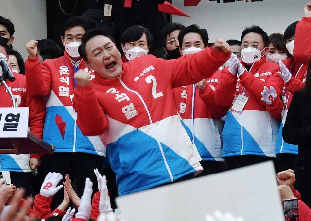 윤석열 당시 국민의힘 대선 후보가 지난 2월 15일 오후 부산 서면 젊음의거리에서 열린 거점 유세에서 지지자들의 환호에 어퍼컷 세리머니로 답하고 있다. 연합뉴스