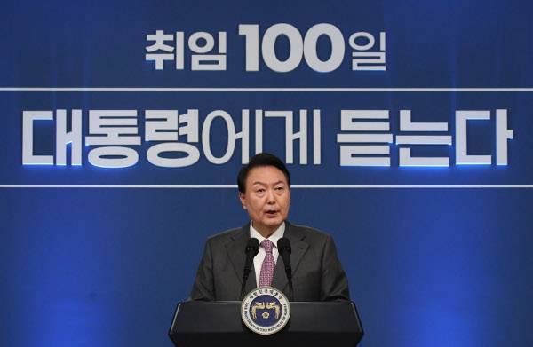 윤석열 대통령이 17일 용산 대통령실에서 열린 취임 100일 기자회견에서 소회와 국정운영 구상을 밝히고 있다. 김지훈 기자