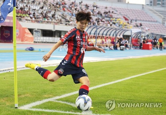 (수원=연합뉴스) 18일 경기도 수원종합운동장에서 열린 WK리그 수원FC 위민과 보은 상무의 경기. 수원FC 위민 지소연이 코너킥을 하고 있다.