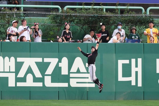 18일 문학 SSG전에서 1회말 점프 캐치로 환상의 수비 솜씨를 선보인 LG의 박해민{LG 트윈스 제공]