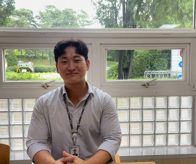 서울 강남 한복판에서, 빗물이 흙탕물이 돼 목까지 차오르는 위태로운 상황에서, 생명을 걸고 생명을 구조한 표세준 국방홍보원 주무관(27). 10일 오후 국방홍보원에서 그를 만났다. 선하고 듬직한 모습이 직접 보니 더 멋졌다. 인터뷰 도중 그를 알아보고 "뉴스에 나왔던 의인 아니에요?"라고 묻는 이도 있었다./사진=남형도 기자