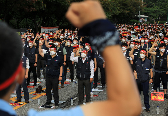 산업은행이 다음주 부산 이전과 관련한 설명회를 연다. 사진은 지난달 22일 오후 서울 여의도 KDB산업은행 앞에서 산업은행 노조 조합원들이 윤석열 대통령의 산업은행 부산이전 공약 폐기를 촉구하는 모습./사진=뉴스1