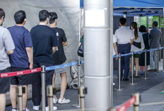 18일 오전 서울 용산구보건소를 찾은 시민들이 검사를 받기 위해 줄지어 서 있다. 뉴시스