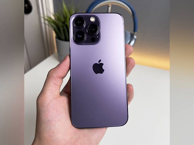 애플 '아이폰14 프로' 퍼플 예상 이미지. [트위터(@theapplehub)]
