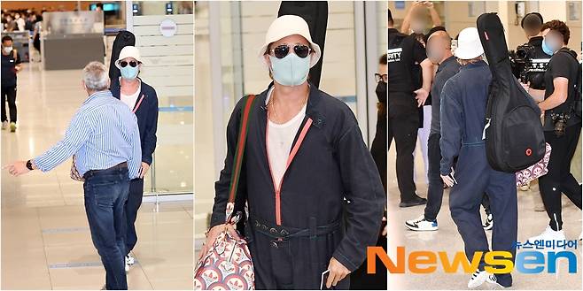 영화배우 브래드 피트(Brad Pitt, William Bradley Pitt)가 한국 취재진과 팬들을 쳐다보며 입국장을 나서고 있다.