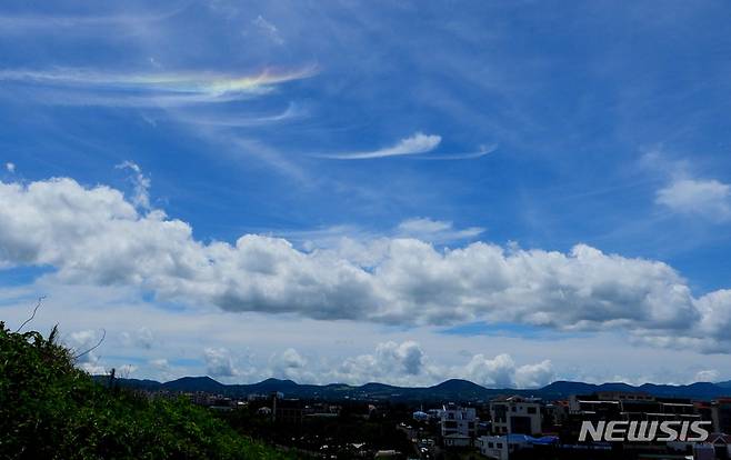 [제주=뉴시스] 우장호 기자 = 지난 9일 오후 제주시 조천읍 하늘의 자개구름(彩雲). 채운은 태양광선의 회절현상에 의해 생겨나 구름입자의 크기, 구름 속에서의 분포상태 등에 따라 색이 변하는 것으로 알려져 있다. 2022.08.09. woo1223@newsis.com