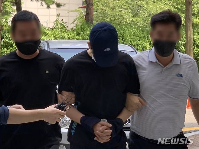 [인천=뉴시스] 이루비 기자 = 낮 시간대에 카페에 침입해 업주를 성폭행하려다 미수에 그친 뒤 전자발찌를 끊고 도주했던 30대 남성이 18일 오후 인천 미추홀구 인천지법에서 열린 영장실질심사에 출석하고 있다. 2022.08.18. ruby@newsis.com