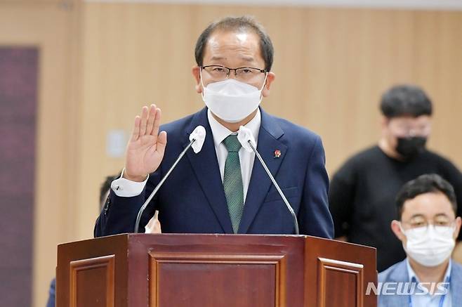 [제주=뉴시스] 양영전 기자 = 강병삼 제주시장 지명자가 18일 오전 열린 제주도의회 행정시장 인사청문특별위원회에서 선서하고 있다. (사진=제주도의회 제공) 2022.08.18. photo@newsis.com *재판매 및 DB 금지