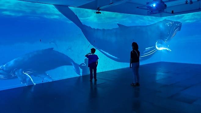 [창원=뉴시스] 강경국 기자 = 경남 창원특레시 창동예술촌 아트센터 2층 전시실에서 8월20일부터 9월11일까지 개최되는 미디어 아트 특별전 '인 메타 웥드(In Meta World)' 전시. (사진=창원시청 제공). 2022.08.18. photo@newsis.com *재판매 및 DB 금지