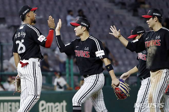 [인천=뉴시스] 최동준 기자 = 18일 인천 문학동 SSG 랜더스필드에서 열린 2022 KBO 리그 SSG 랜더스 대 LG 트윈스의 경기, LG가 8:4로 승리했다. 가르시아가 동료들과 하이파이브하고 있다. 2022.08.18. photocdj@newsis.com