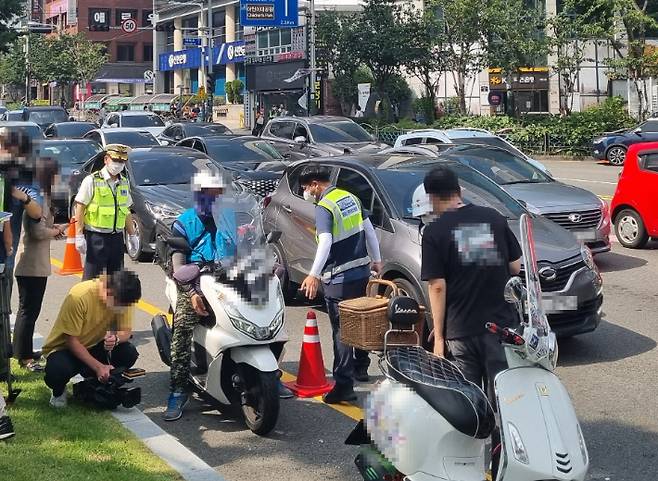 부산시 자치경찰위원회와 부산경찰청은 18일 오후 2시부터 4시까지 부산진구 서면교차로 일대에서 오토바이 불법행위 집중단속을 벌인 결과 단 2시간 만에 150건이 넘는 법규위반 사례를 적발했다. 부산경찰청 제공