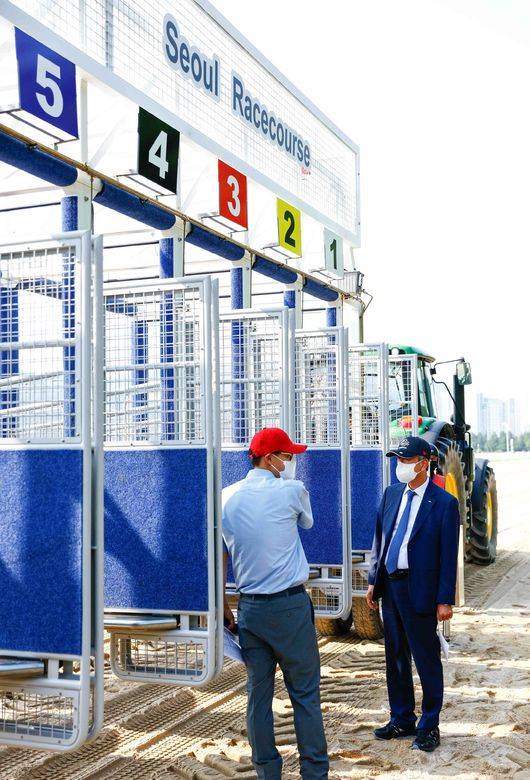 [사진]서울경마공원 신규 도입 고성능 출발대 점검하는 정기환 회장 /한국마사회 제공