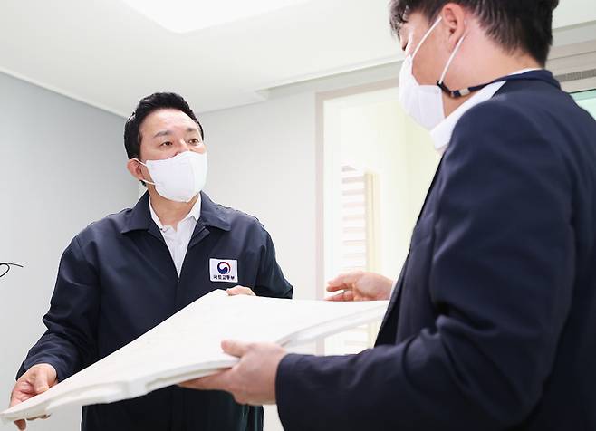 원희룡 국토교통부 장관(왼쪽)이 18일 서울 중랑구의 한 임대주택 단지를 방문해 층간소음 저감 매트를 살펴보고 있다. 국토교통부 제공