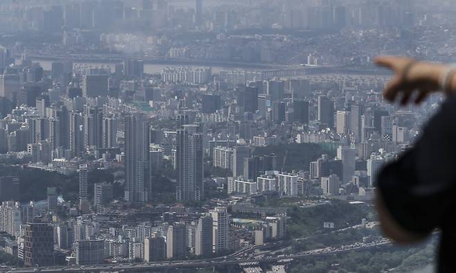 지난 16일 서울 송파구 롯데월드타워 전망대 서울스카이에서 아파트들이 보이고 있다. 뉴시스