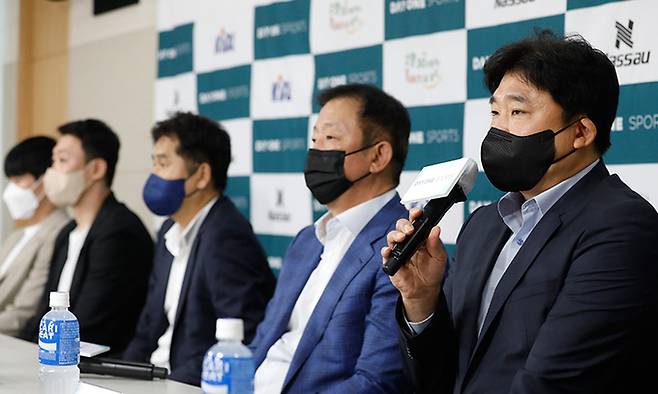 김승기 데이원농구단 감독(오른쪽)이 지난달 28일 서울 강남구 KBL센터에서 열린 데이원 스포츠 프로농구단 창단 기자간담회에서 취재진 질문에 답하고 있다. 뉴시스