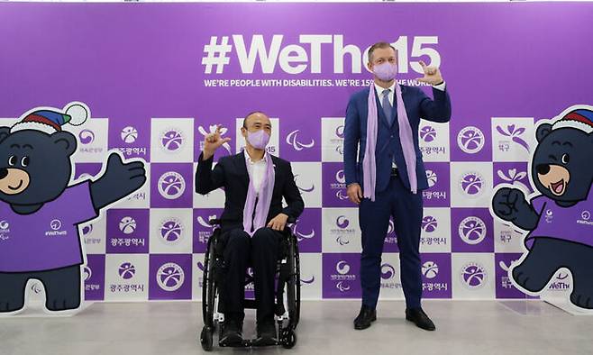 앤드루 파슨스 국제패럴림픽위원회(IPC) 위원장(오른쪽)과 정진완 대한장애인체육회장이 18일 광주 북구 광주교육대에서 열린 반다비체육센터 개관식에 참석해 기념촬영을 하고 있다. 광주=연합뉴스