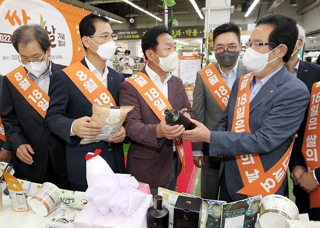 18일 서울 서초구 농협 하나로마트 양재점에서 열린 '2022년 제8회 쌀의 날 기념행사'에서 이천일 농협경제지주 품목지원본부장(오른쪽에서 두번째), 나병만 농협양곡 대표(왼쪽에서 두번째), 차상락 농협RPC전국협의회 조합장(오른쪽), 김보람 농림축산식품부 과장 등 참석자들이 쌀 테마 전시관을 순람하고 있다.