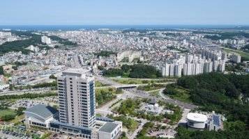 강릉시가 강원지역에서는 처음으로 ‘AI(인공지능) 안부전화, 네이버 클로바 케어콜’ 시범사업을 이달부터 시행한다. 강릉시 전경. 강릉시 제공