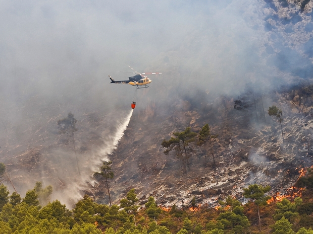 17일(현지시간) 스페인 발렌시아 지역 카스테욘에서 소방헬기가 ‘베지스 산불’ 진화 작업을 벌이고 있다. EPA 연합뉴스