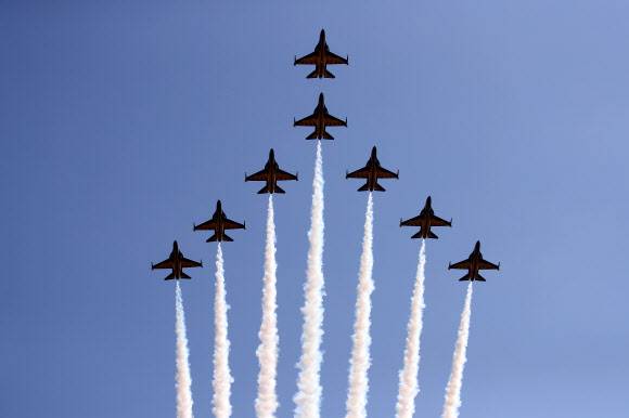 18일 ‘서울 국제항공우주 및 방위산업 전시회 2021’(서울 ADEX) 프레스데이 행사가 열린 경기도 성남 서울공항 위로 공군 특수비행팀인 블랙이글스가 비행하고 있다.이번 전시회에는 역대 최대규모인 28개국에서 440개 업체가 참가했으며 19∼22일은 산·학·연·군 등 관련 분야 종사자 등이, 23일에는 일반인들이 입장할 수 있다. 2021.10.18 연합뉴스