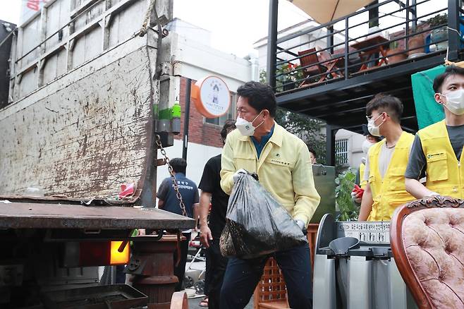 서울 관악구 신사동 침수주택 복구작업에 참여 중인 박준희 관악구청장. 관악구 제공.