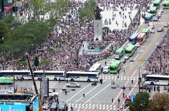 보수단체 집회 참가자들이 지난 15일 이순신 동상이 있는 서울 광화문광장 안을 가득 메운 채 집회를 갖고 있다.연합뉴스