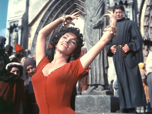 1956년 영화 '노트르담의 꼽추'에 출연한 이탈리아 영화계의 전설 지나 롤로브리지다. /다음영화 캡처
