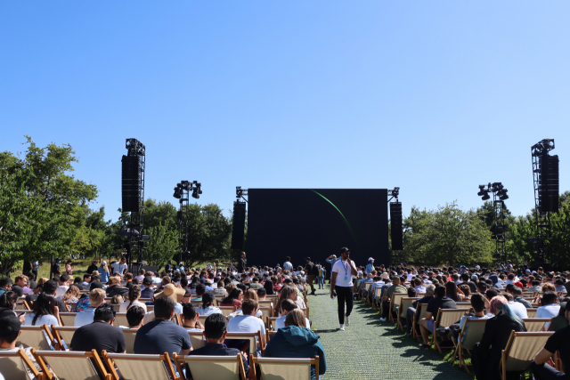 지난 6월 미국 캘리포니아주 쿠퍼티노에 있는 애플 본사에서 열린 애플 연례개발자회의(WWDC) 2022에서 참가자들이 행사를 기다리고 있다. /실리콘밸리=정혜진 특파원