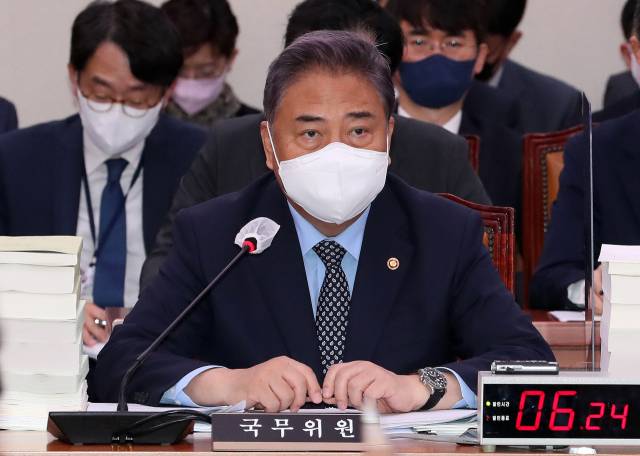 답변하는 박진 외교부 장관 (서울=연합뉴스) 백승렬 기자 = 박진 외교부 장관이 18일 서울 여의도 국회에서 열린 외교통일위원회 전체회의에 참석해 의원들의 질의에 답하고 있다. 2022.8.18 [국회사진기자단] srbaek@yna.co.kr (끝)