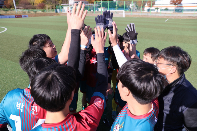 지난해 SOK 통합축구 유니파이드컵에서 경기 전 손을 모으고 있는 대전하나시티즌 통합축구팀 선수들. 사진 제공=한국프로축구연맹