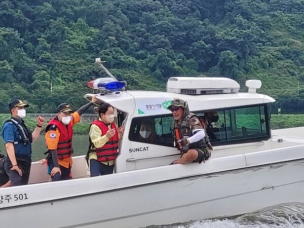 주광덕 남양주시장(왼쪽에서 세번째)이 지난 9일 화도읍 마석우천에서 물에 휩쓸려 실종된 여중생을 찾기 위해 14일 수색작업에 참여했다. ⓒ남양주시 제공