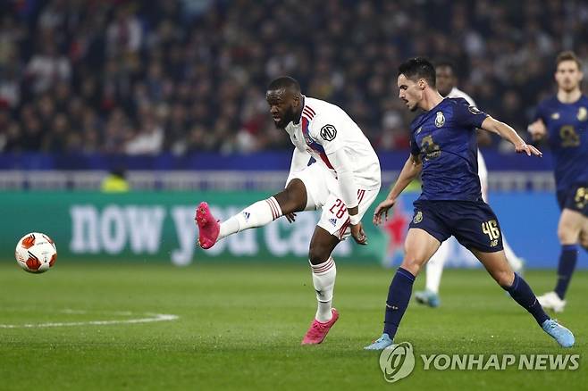 올해 3월 올랭피크 리옹에서 임대 신분으로 뛰었던 탕기 은돔벨레(왼쪽) [EPA=연합뉴스]