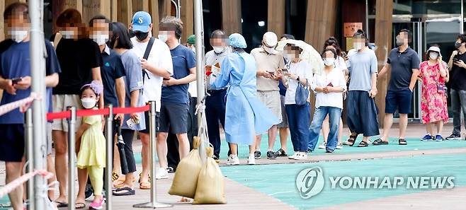 줄 서 있는 검사 대기자들 [연합뉴스 자료사진]