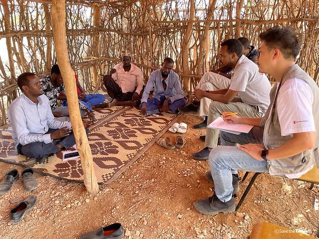에티오피아 인도적 지원 받은 학부모와 대화를 나누는 이승익 세이브더칠드런매니저 [세이브더칠드런 제공]