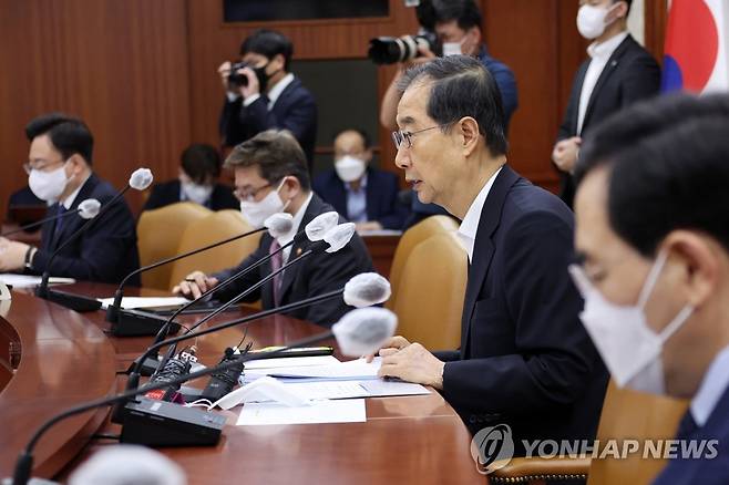 한덕수 총리, 국정현안점검조정회의 주재 (서울=연합뉴스) 김승두 기자 = 한덕수 국무총리가 18일 정부서울청사에서 열린 국정현안점검조정회의를 주재하고 있다. 2022.8.18 kimsdoo@yna.co.kr