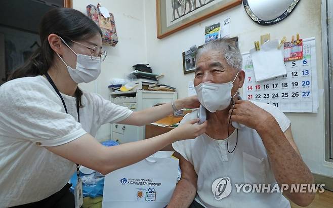 어르신 돌봄 서비스 ※위 사진은 기사와 관련이 없습니다. [연합뉴스 자료사진]