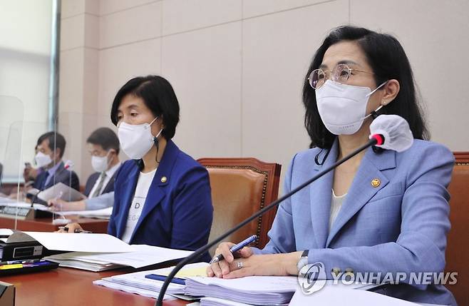 질의 듣는 김현숙 여성가족부 장관 (서울=연합뉴스) 하사헌 기자 = 김현숙 여성가족부 장관이 18일 오전 서울 여의도 국회에서 열린 여성가족위원회 전체회의에서 의원들의 질의를 듣고 있다. 2022.8.18 [국회사진기자단] toadboy@yna.co.kr