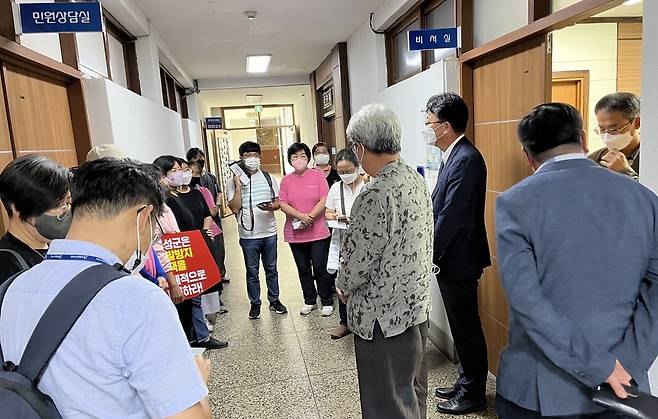 집회를 마친 단체 회원들이 군수실을 방문해 항의서한을 전달하고 있다. [전농충남도연맹 제공. 재판매 및 DB 금지]