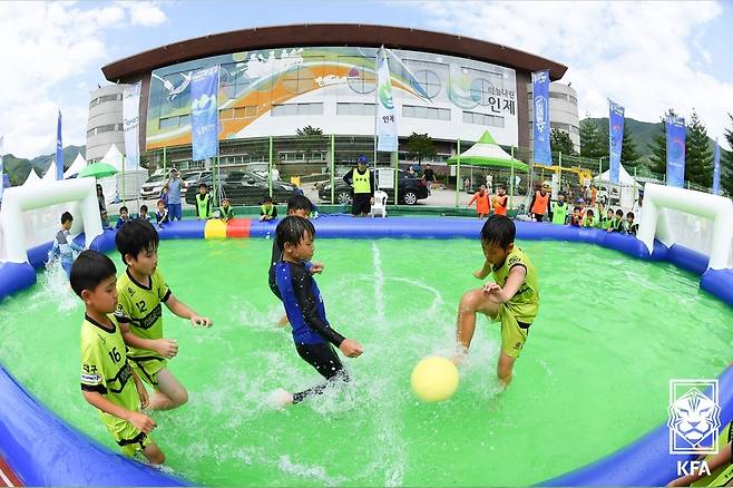 수중축구 펼치는 어린이들 [대한축구협회 제공. 재판매 및 DB 금지]