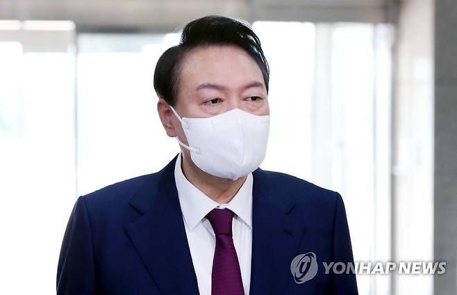 출근길 질의응답하는 윤석열 대통령 (서울=연합뉴스) 안정원 기자 = 윤석열 대통령이 18일 서울 용산 대통령실 청사로 출근하며 기자들과 질의응답을 하고 있다. 2022.8.18 [대통령실통신사진기자단] jeong@yna.co.kr