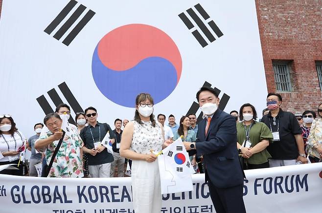 이성헌 서대문구청장(오른쪽)이 연아 마틴 회장에 영문 안내 책자를 전달하고 있다. [재외동포재단 제공]