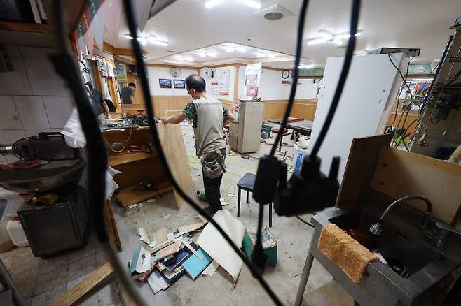 17일 오전 서울 동작구 남성사계시장에서 최근 폭우로 수해를 입은 음식점에서 인부들이 복구공사를 하고 있다.(사진=서울시)