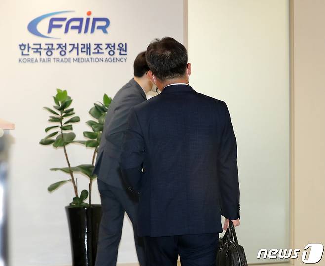 윤석열 정부 초대 공정거래위원장으로 지명된 한기정 서울대 법학전문대학원 교수가 19일 오전 서울 중구 한국공정거래조정원에 마련된 인사청문회 준비 사무실로 출근하고 있다. 2022.8.19/뉴스1 ⓒ News1 이동해 기자