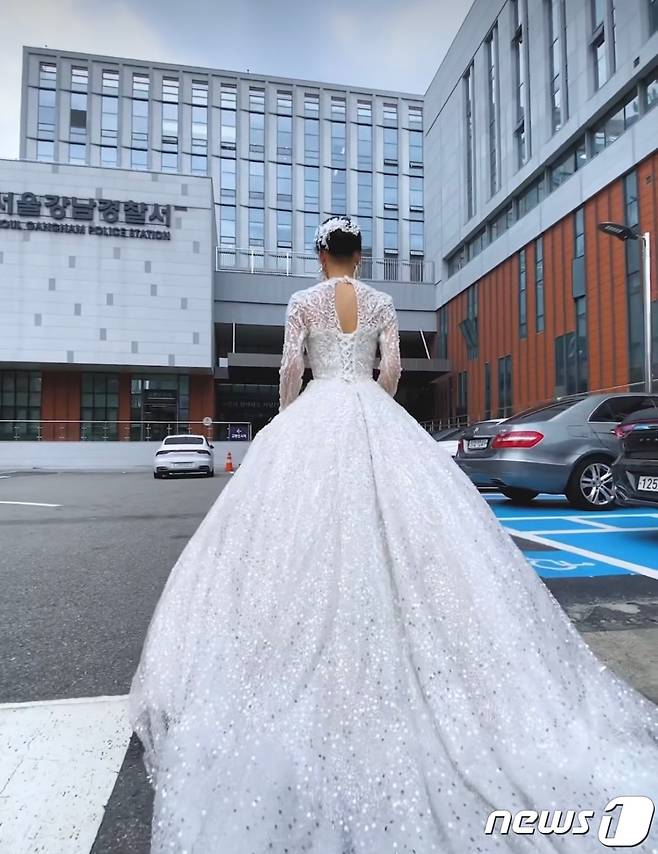 서울 강남경찰서는 전날(18일) 오토바이를 운전한 남성 바이크 유튜버 A씨와 여성 SNS 인플루언서 B씨를 경범죄처벌법상 과다노출 혐의로 입건하고 소환 조사를 진행했다. B씨는 소환조사 당일 웨딩드레스를 입고 출석하는 영상을 찍어 본인의 SNS에 업로드했다. (인스타그램 갈무리) ⓒ뉴스1