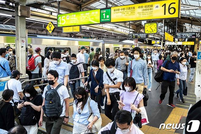 일본 내 코로나19 확진자 수가 집계 이래 최다치를 기록했다. 사진은 도쿄도의 한 기차역에서 이용객들이 이동하는 모습. ⓒ AFP=뉴스1 ⓒ News1 강민경 기자