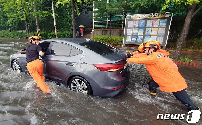 폭우가 내린 지난 8일 인천시 미추홀구 용현동의 한 거리에 차량이 침수돼 소방대원들이 안전조치를 하고 있다. (인천소방본부 제공) 2022.8.8/뉴스 ⓒ News1 정진욱 기자