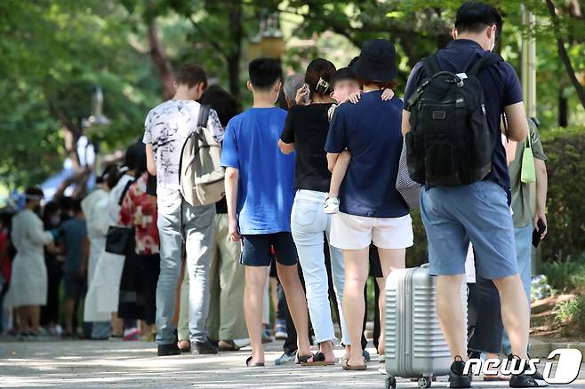 19일 오전 대구 달서구보건소 선별진료소에서 많은 시민이 줄지어 신종 코로나바이러스 감염증(코로나19) 검사를 기다리고 있다. 방역당국은 이날 감염재생산지수가 1.18로 7주일 연속 1 이상을 기록하는 상황을 고려해 코로나19 재유행 확산세가 꺾이지 않은 것으로 평가했다. 2022.8.19/뉴스1 ⓒ News1 공정식 기자