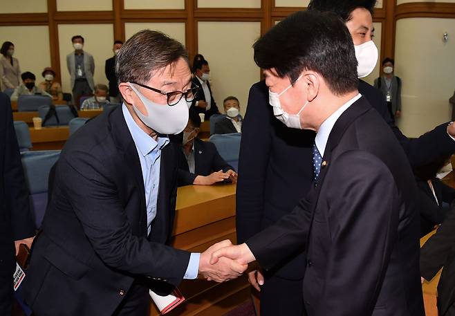 국민의힘 최재형 혁신위원장과 안철수(오른쪽) 의원이 지난 7월 서울 여의도 국회 의원회관에서 열린 민·당·정 토론회에서 만나 인사하고 있다. /국회사진기자단