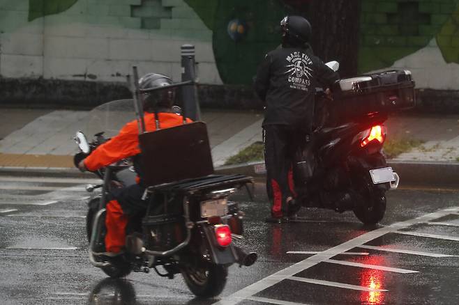 19일 오후 서울 마포구의 한 횡단보도에서 오토바이 운전자들이 서행 운전하고 있다. 이정아 기자
