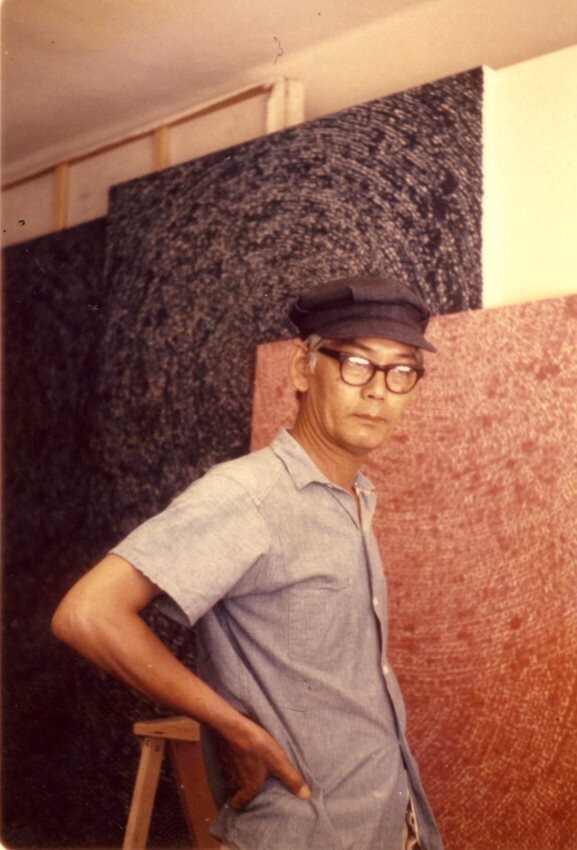 1971년 미국 뉴욕 작업실의 그림 앞에 선 김환기. <한겨레> 자료사진